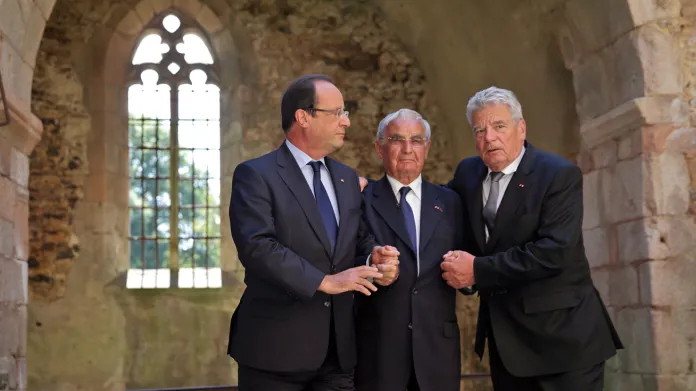V roce 2013 provedl Robert Hébras troskami vesnice prezidenty Francoise Hollanda a Joachima Gaucka. Šlo o první návštěvu německé hlavy státu v Oradour-sur-Glane