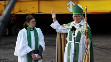 Vikářka Lena Tjanbergová společně s biskupkou Asou Nystromovou žehnají kostelu před jeho přesunem