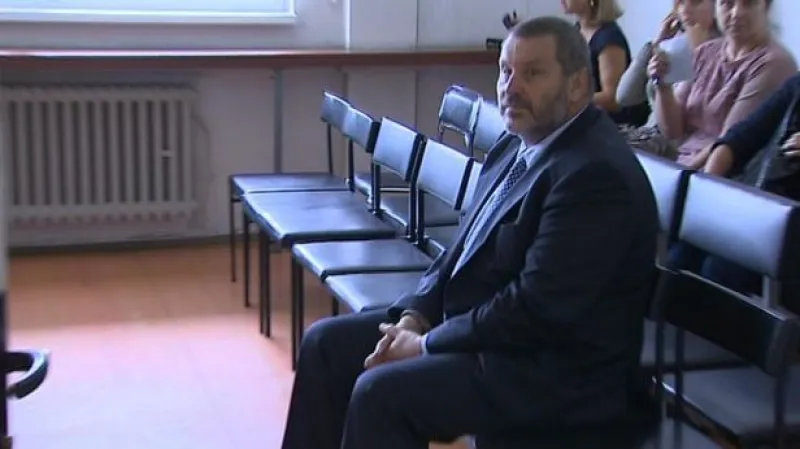 Podmínečně propuštěný Novák zatím ve vězení zůstává