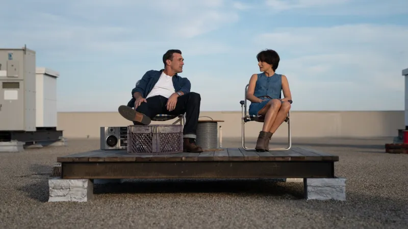 Jon Hamm a Natalie Portmanová ve filmu Lucy in the Sky