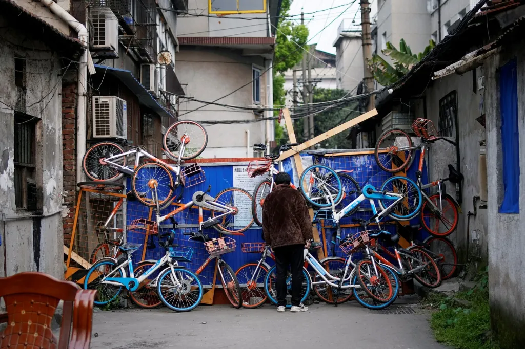 Celková izolace čínského města Wu-chan skončila. Některé ulice ale zůstávají i nadále blokovány. Ke stavění takových zdí se často využívá nejběžnější dopravní prostředek čínských měst –⁠ kolo
