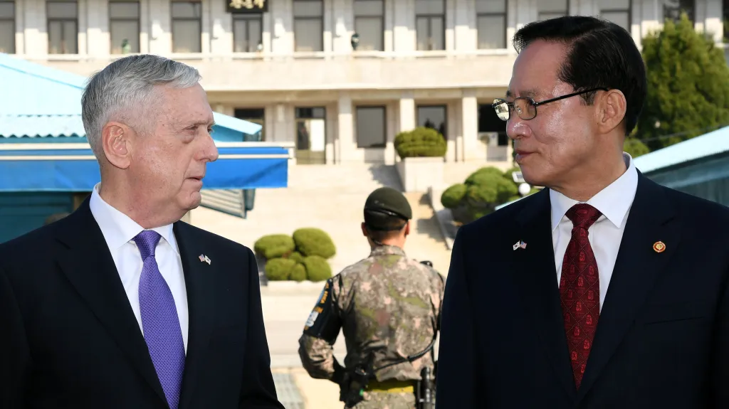 Americký ministr obrany James Mattis a jihokorejský ministr obrany Song Jong-mu