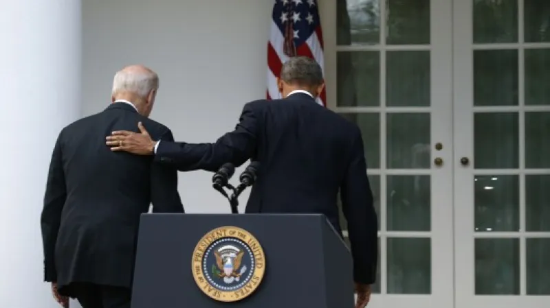 Barack Obama a Joe Biden na dvorku Bílého domu