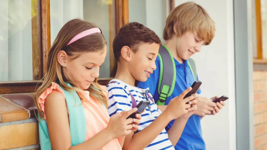 Děti s mobily (ilustrační snímek)