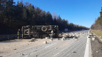 Převrácený nákladní vůz na dálnici D1 u Domašova na Brněnsku