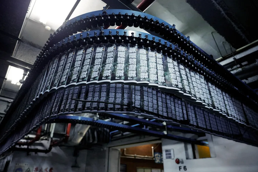 V Hongkongu vyšlo ve čtvrtek poslední vydání tištěného deníku Apple Daily. Noviny jsou považovány za poslední demokratické médium, které na území tohoto města pravidelně vycházelo