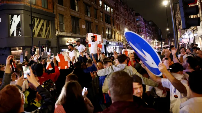 Postup fotbalistů Anglie slavily v ulicích Londýna tisíce lidí bez roušek i rozestupů