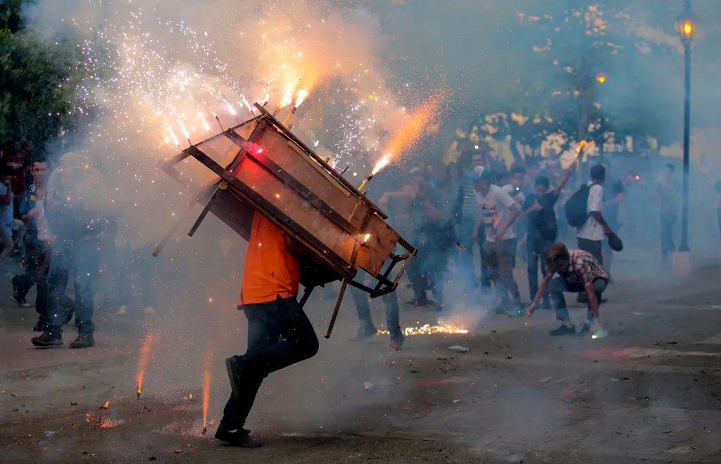 Muž s papírovou maketou býka (tzv. toro encuetado) rozhazující kolem sebe výbušnou pyrotechniku během oslav na počest Panny Marie v nikaragujském městě Leon.