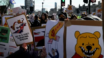 Demonstrace proti zřízení obří čínské ambasády v Londýně na jaře 2025