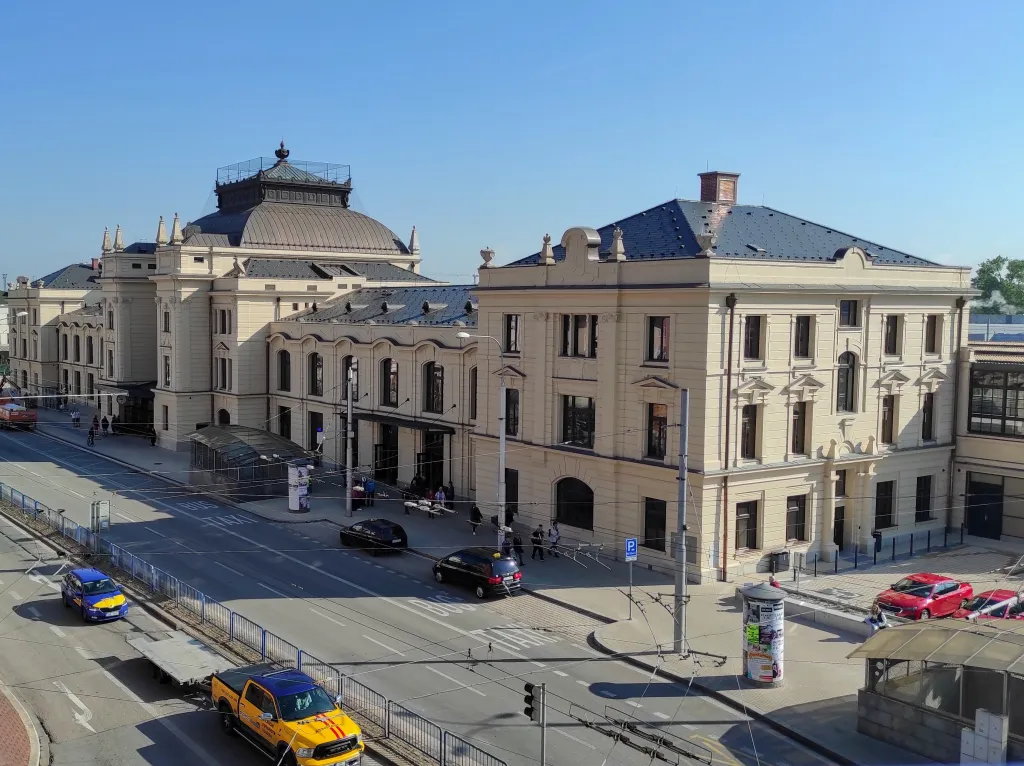 Pohled na budovu z ulice Nádražní