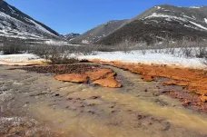 Aljašské řeky mění barvu. Z modré vody se stává oranžová
