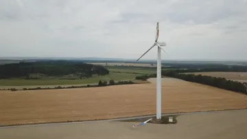 Větrná elektrárna s ulomenou lopatkou na Svitavsku