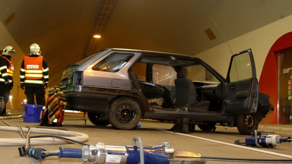 Záchranné složky si potřebovaly natrénovat zásah v tunelu na D8