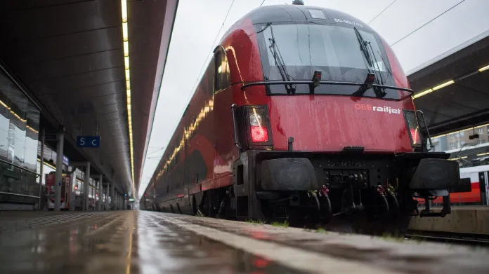 Nejbližší vysokorychlostní železnice od českých hranic zatím vede v Rakousku. Mezi Vídní a St. Pöltenem mohou dnes vlaky jezdit rychlostí až 250 km/h. Netrakční jednotky (tj. bez vlastního pohonu) Railjet a jednotky ICE-T mají maximum 230