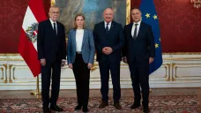 Rakouský prezident Alexander Van der Bellen a Beate Meinlová-Reisingerová (NEOS), Christian Stocker (ÖVP) a Andreas Babler (SPÖ)