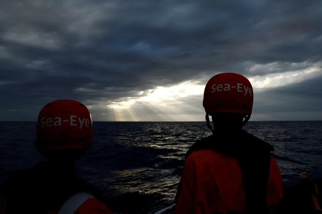 Členové německé námořní stráže, kteří se starají o záchranu migrantů ve Středozemním moři, očekávají loď tuniských uprchlíků, kteří budou později přemístěni na Maltu