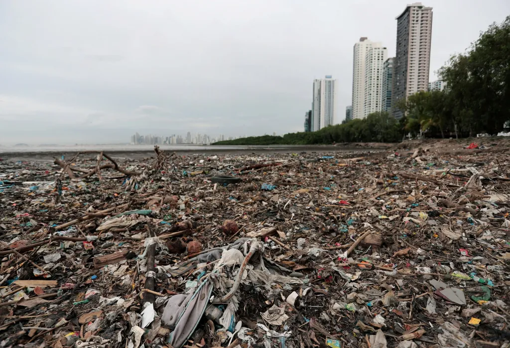 Hlavní město Panamy je zaplaveno odpadem. Reakce politiků byla alespoň částečně úspěšná a Panama se stala první středoamerickou zemí, která zakázala prodávat tašky na jedno použití