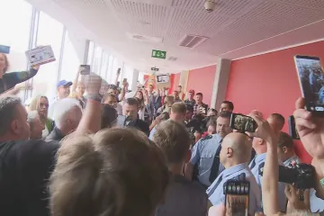 K soudu s Tušlem přišly desítky jeho příznivců, jednoho policie zadržela
