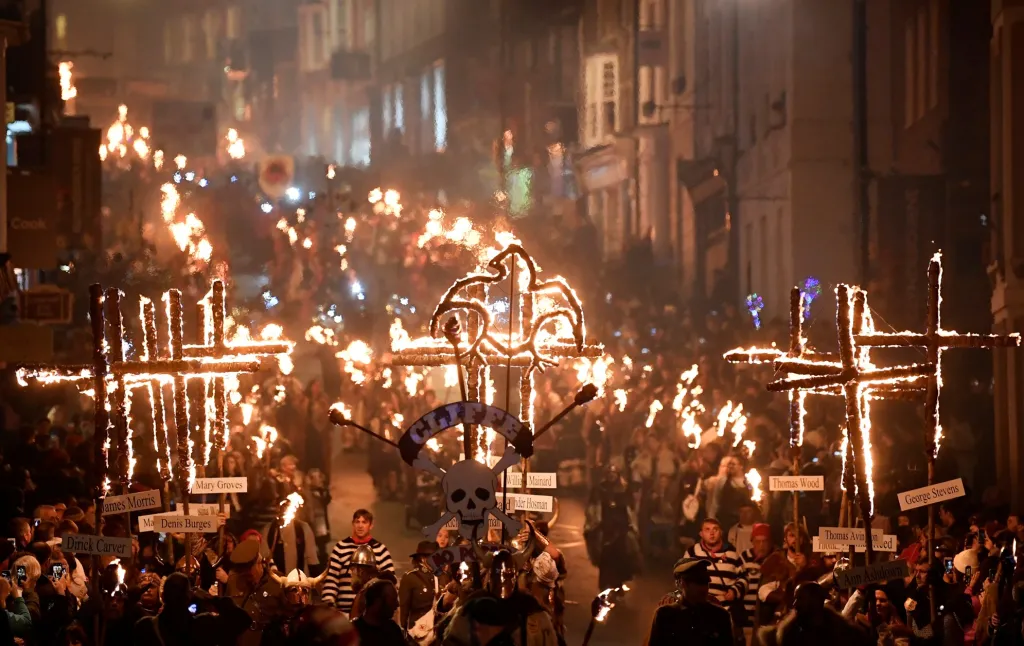 Účastníci každoročního průvodu ohně „Bonfire Night“ v britském městě Lewe. Tato akce se koná již od roku 1609 jako upomínka na spory mezi protestanty a katolíky