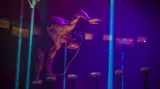Danik Abishev z mezinárodního souboru Limbo bude předvádět neuvěřitelné akrobatické kousky na sadě tyčí