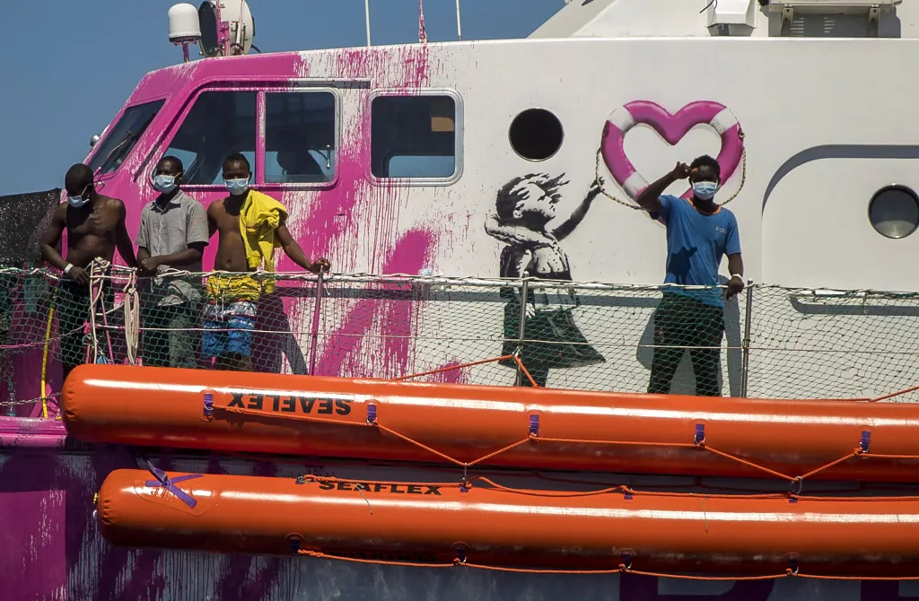 Banksyho obrázek provází i růžově natřenou loď, která vyjela na pomoc migrantům ve Středozemním moři. Umělec její provoz finančně podpořil