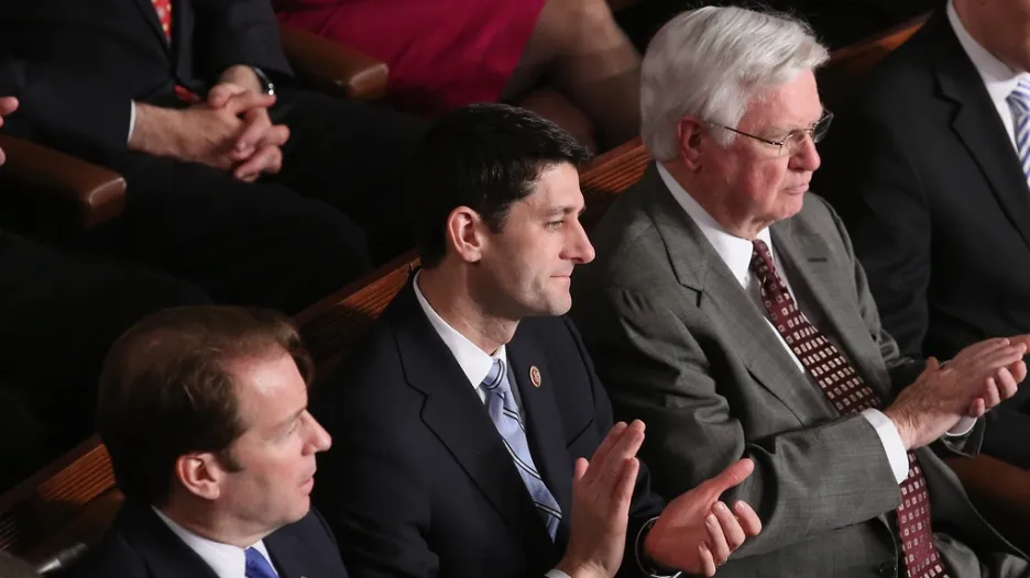 Někdejší kandidát na republikánského viceprezidenta Paul Ryan (uprostřed)