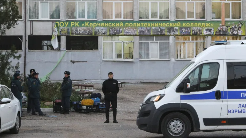 Vyšetřovatelé pokračují v zajišťování stop na místě činu