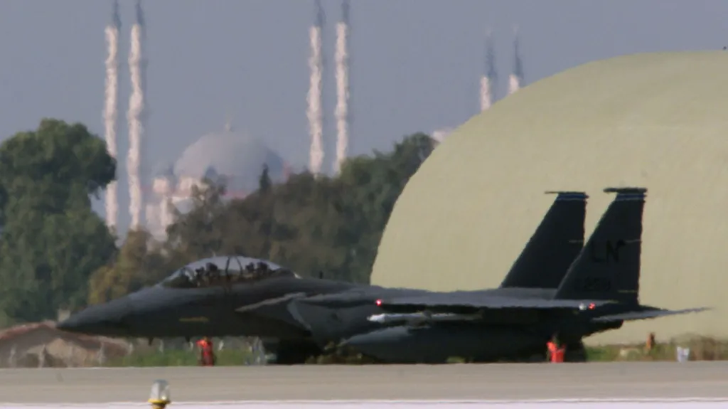 Americký letoun F-15 na Incirliku (únor 1999)