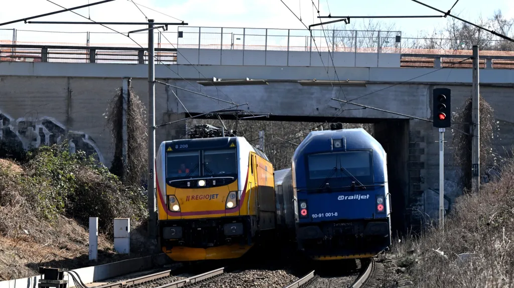 Dnes již vzácný pohled: Railjet a RegioJet poblíž zastávky Brno-Lesná