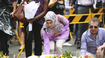 Lidé nosí květiny na místo tragédie v Sydney