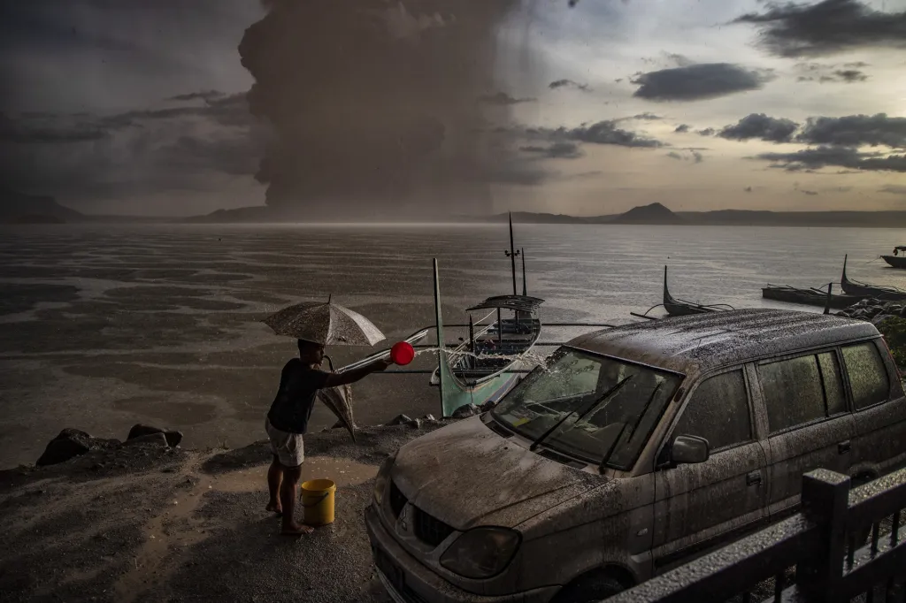 Druhé místo v sekci Příroda: Ezra Acayan se sérií snímků Taal Volcano Eruption (Erupce sopky Taal)