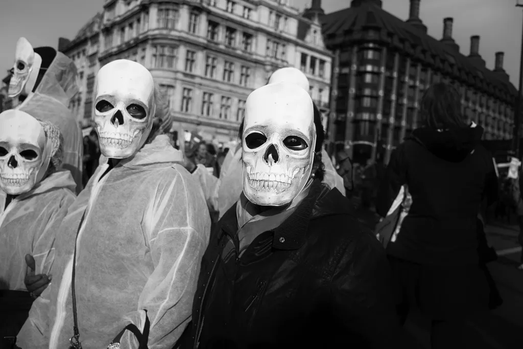 Většina fotoreportáží z těchto akcí se přitom soustředila na velikost průvodů, aktivisty v jejich čele či na kreativitu banerů. Já jsem se rozhodl podívat dovnitř davů.
