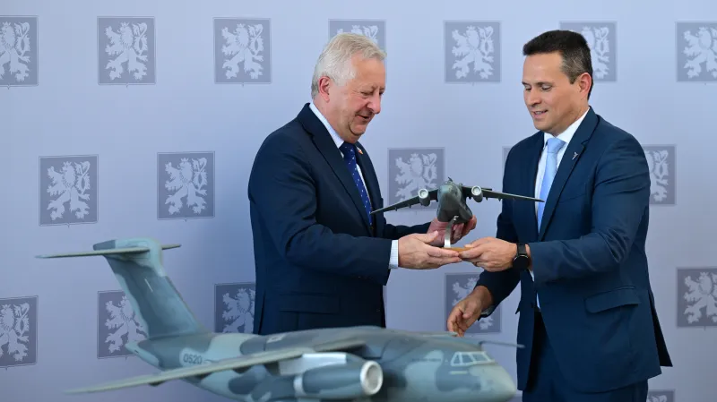 Ministr obrany Jaromír Zůna (za SPD) při slavnostním předání prvního transportního letounu Embraer C-390 Millennium do výzbroje české armády