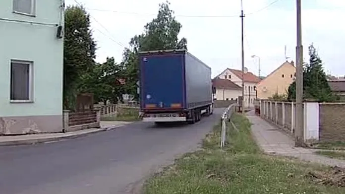 Kamion v obci Lukavec, kam má zakázán vjezd