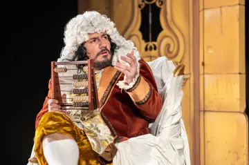 Rakev nemá kapsy. Lakomci v Divadle Mír je to ale jedno