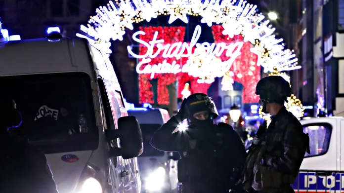 Francouzští policisté blízko místa útoku u vánočních trhů