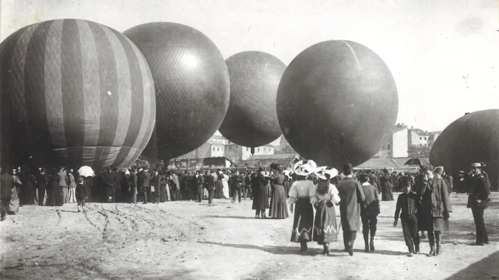 Horkovzdušné balony v Burgosu, z nichž lidé v roce 1905 pozorovali úplné zatmění Slunce
