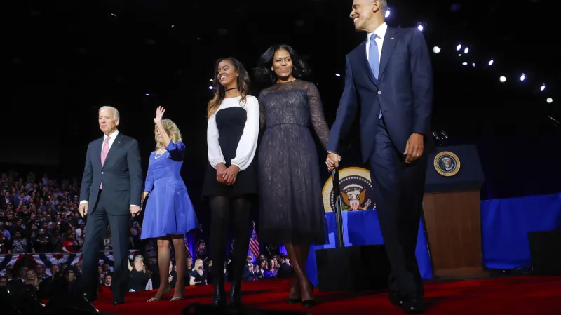 Obama s rodinou a viceprezidentem Bidenem