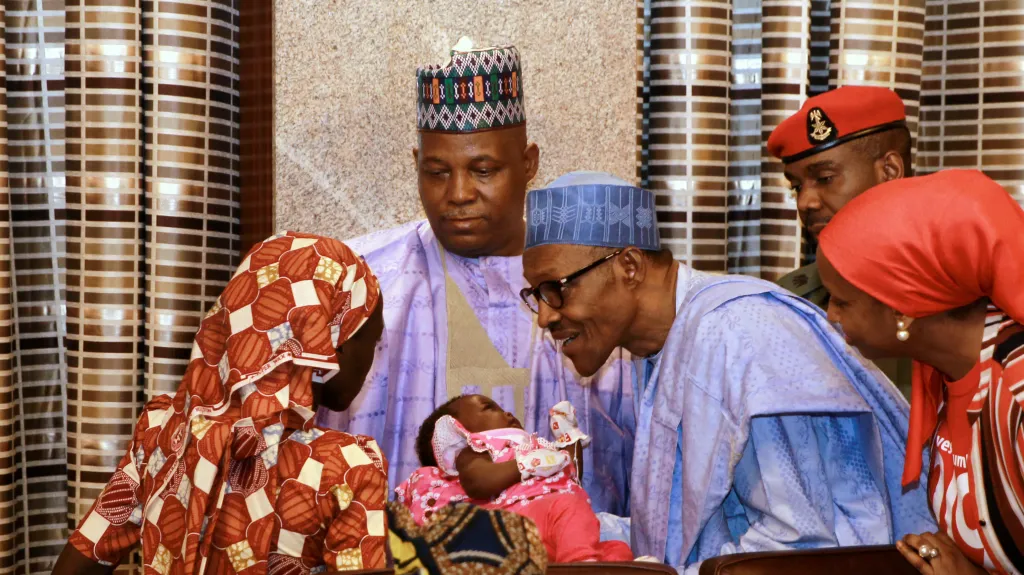 Zachráněná Amina ukazuje své miminko nigerijskému prezidentovi