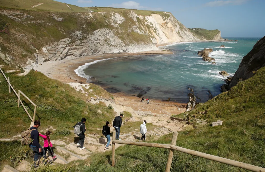 Pobřeží v jižní části Anglie Jurassic Coast navštěvuje v době koronavirových opatření více turistů