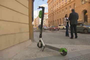 Zpřísnění podmínek, ale i zákazy se v Praze snášejí na elektrické koloběžky