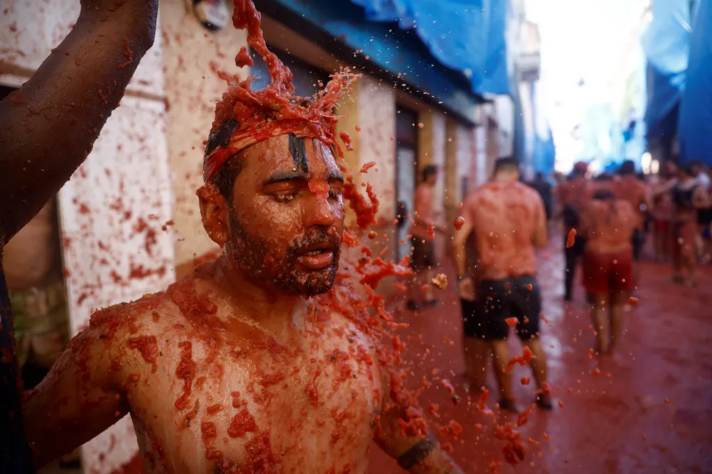 Ulice španělského městečka se zbarvily doruda. Tradiční rajčatová bitva přilákala tisíce lidí