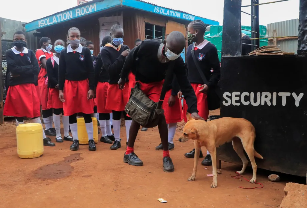 Děti se vracejí do školy v městské čtvrti Kibera v Nairobi, která je současně největším slumem v zemi, poté co promeškaly vzhledem k pandemii téměř celý školní rok