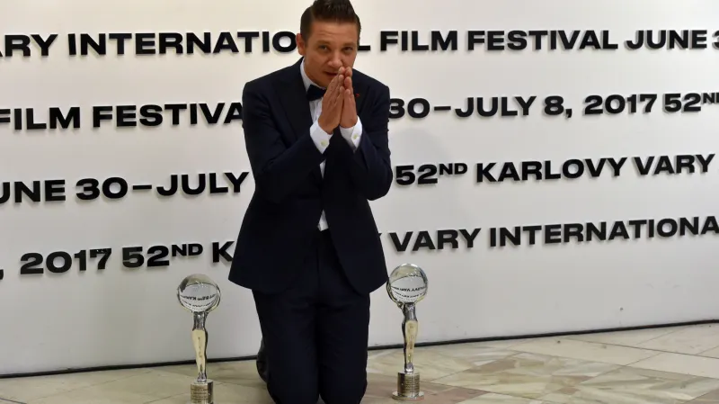 „Mám z celé té věci smíšené pocity. Jsem už tak starý?“ přijal americký herec Jeremy Renner Cenu prezidenta festivalu, jehož vytrvale oslovoval „Mr. Babuška“. Odnesl si nečekaně i Diváckou cenu za thriller Wind River.