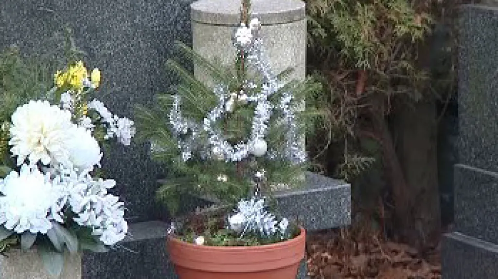 Náhrobek s vánoční výzdobou