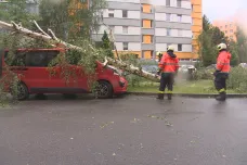 Po silných bouřkách jsou stále tisíce domácností bez elektřiny, zavřený je železniční koridor na jihu Čech