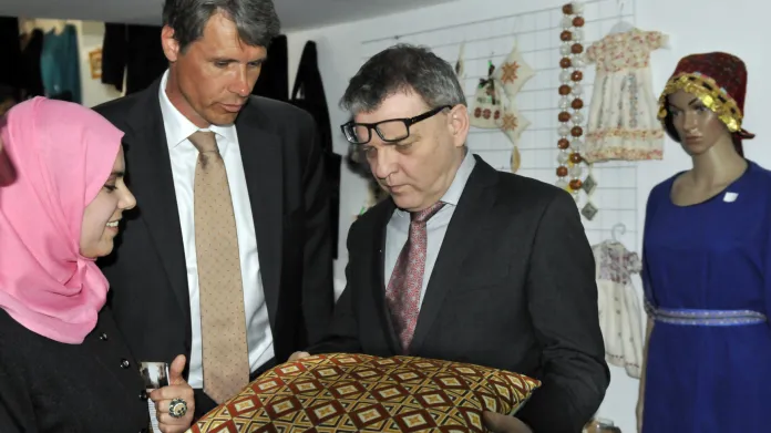 Ministr zahraničí Lubomír Zaorálek v palestinském Tubásu v prodejně podporované Českou republikou