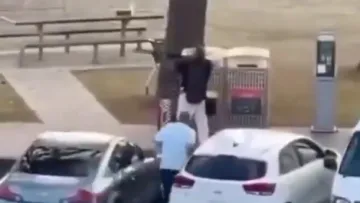 Záběr ze zásahu civilisty proti ozbrojenému střelci na pláži Bondi v Sydney