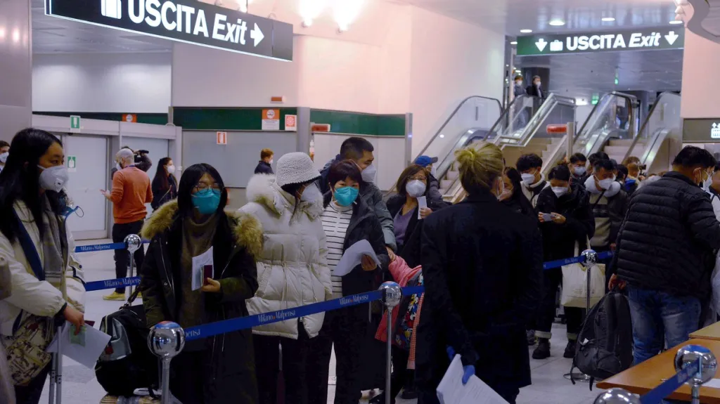 Na italských letištích testují cestující z Číny na covid