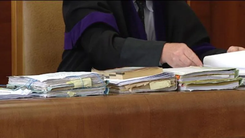 Sněmovna nahání nový klíč k výplatám soudců